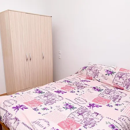 Jorgi's Center House شقة